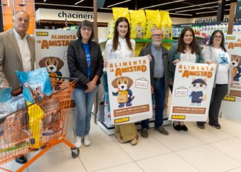Los protagonistas de la presentación de la campaña ‘Alimenta la amistad’, en uno de los supermercados de la cadena. / GADIS