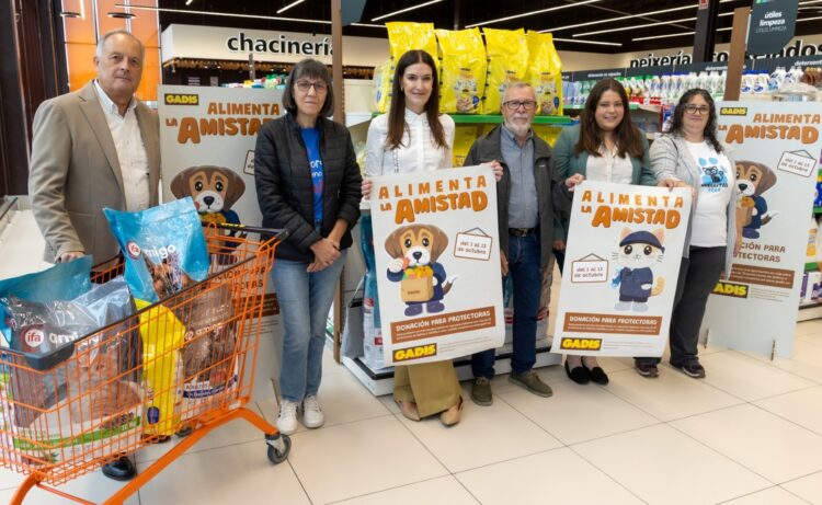 Gadis pone en marcha su programa 'Alimenta la Amistad' 1 Los protagonistas de la presentación de la campaña ‘Alimenta la amistad’, en uno de los supermercados de la cadena. / GADIS