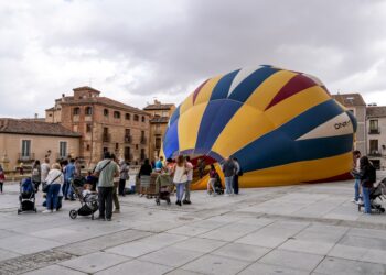 Globo anclado en el enlosado de la Catedral. / E.A.