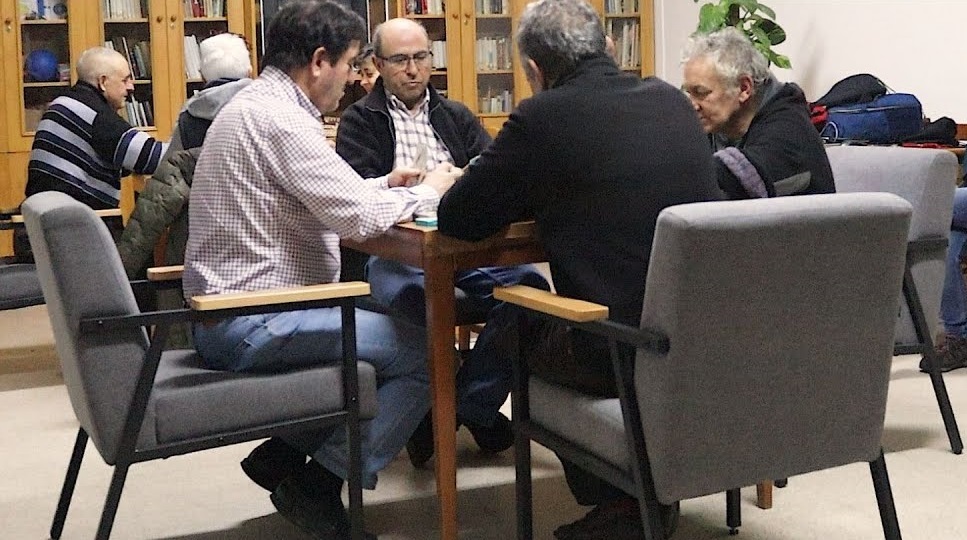 Varios vecinos disfrutan de las actividades