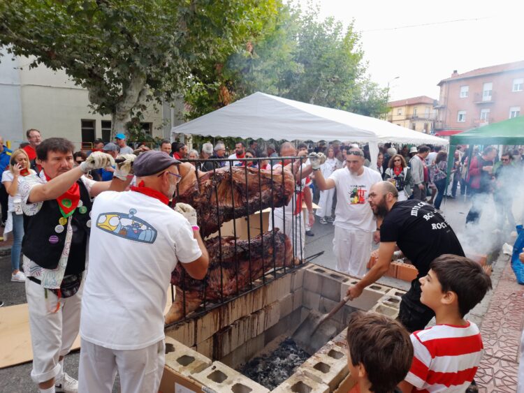 Un final de fiestas de Nava de la Asunción muy completo como despedida 1 Celebración de la fiesta del Marrano Mariano / AMADOR MARUGÁN