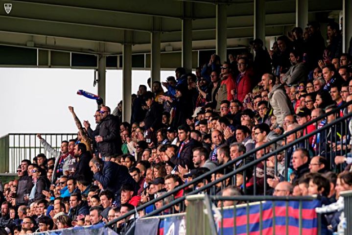 La afición de la Gimnástica apoya a su equipo