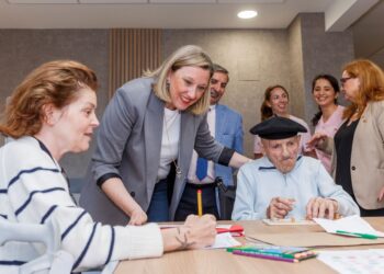 La Consejera de Familia visita la residencia Mixta tras las obras para adaptarse al nuevo modelo.