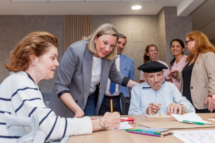 La Consejera de Familia visita la residencia Mixta tras las obras para adaptarse al nuevo modelo.