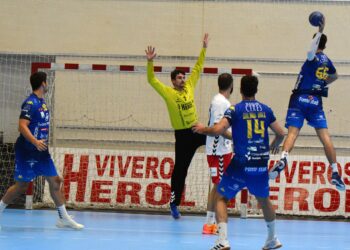 Luis de Vega mira al lanzador del Tubos Aranda durante el partido de Copa Castilla y León./ AMADOR MARUGÁN