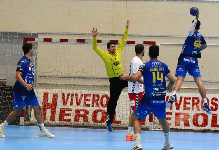 Un derbi antes del Barça para el BM Nava 1 Luis de Vega mira al lanzador del Tubos Aranda durante el partido de Copa Castilla y León./ AMADOR MARUGÁN