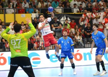 Pancho Ahumada se eleva para intentar batir al portero del Recoletas Valladolid./ AMADOR MARUGÁN