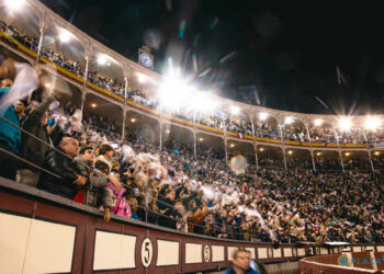 El público pide los trofeos con el pañuelo blanco para un torero tras una faena en la plaza de toros de Las Ventas de Madrid. / PLAZA 1