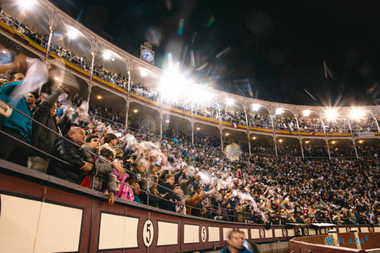 El público pide los trofeos con el pañuelo blanco para un torero tras una faena en la plaza de toros de Las Ventas de Madrid. / PLAZA 1