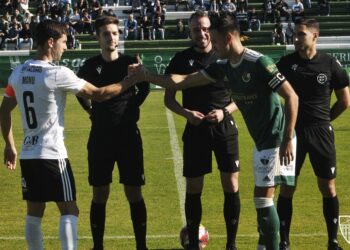 Manu saluda al capitán del Cacereño en el último partido que jugaron ambos equipos en Cáceres./ JUAN MARTÍN-G. SEGOVIANA