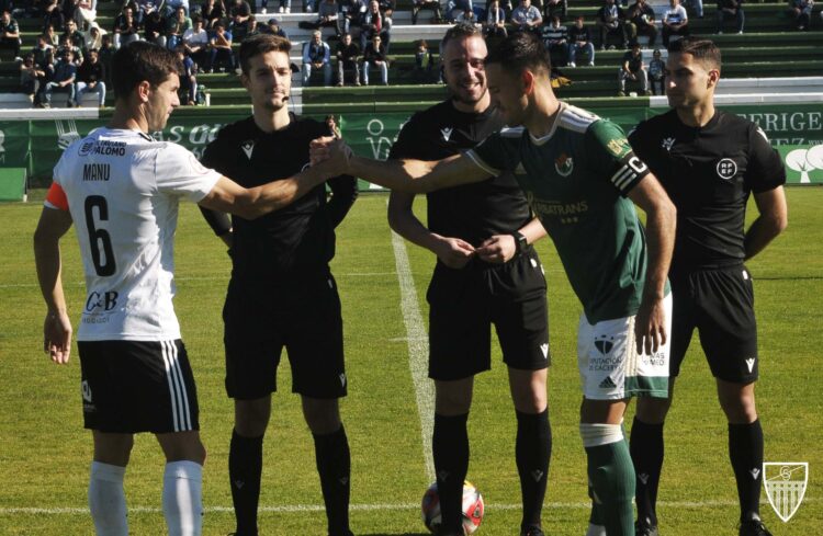 El Cacereño, rival de la Segoviana en la Copa del Rey 1 Manu saluda al capitán del Cacereño en el último partido que jugaron ambos equipos en Cáceres./ JUAN MARTÍN-G. SEGOVIANA