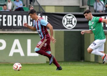 Javi Borrego avanza con el balón controlado mientras es perseguido por un jugador del Zamora./ JUAN MARTÍN-G. SEGOVIANA