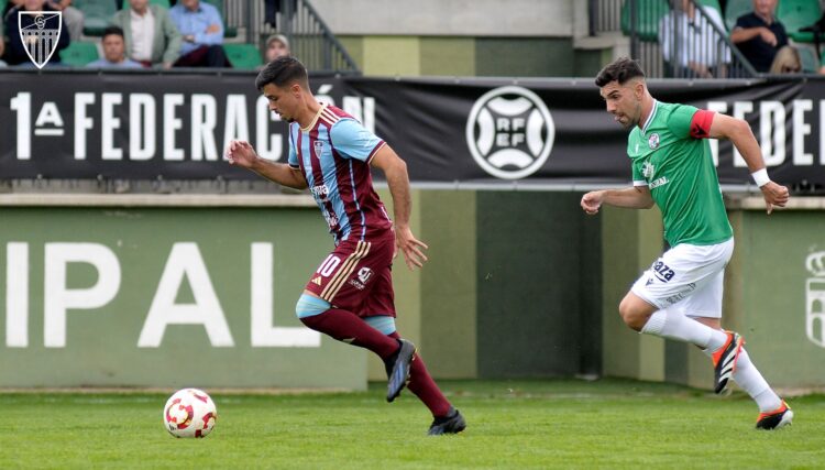 La Segoviana, ante un Osasuna Promesas en horas bajas 1 Javi Borrego avanza con el balón controlado mientras es perseguido por un jugador del Zamora./ JUAN MARTÍN-G. SEGOVIANA