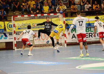 Yeray Lamariano, ante un lanzamiento de siete metros del Tubos Aranda. / AMADOR MARUGÁN