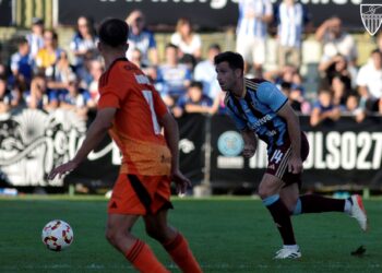 Fer Llorente controla el balón con los aficionados de la Ponferradina al fondo durante el partido jugado en La Albuera./ JUAN MARTÍN-G. SEGOVIANA