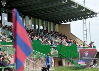 Imagen de la tribuna del campo de La Albuera durante el encuentro que la Segoviana jugó ante el Real Unión./ JUAN MARTÍN-G. SEGOVIANA