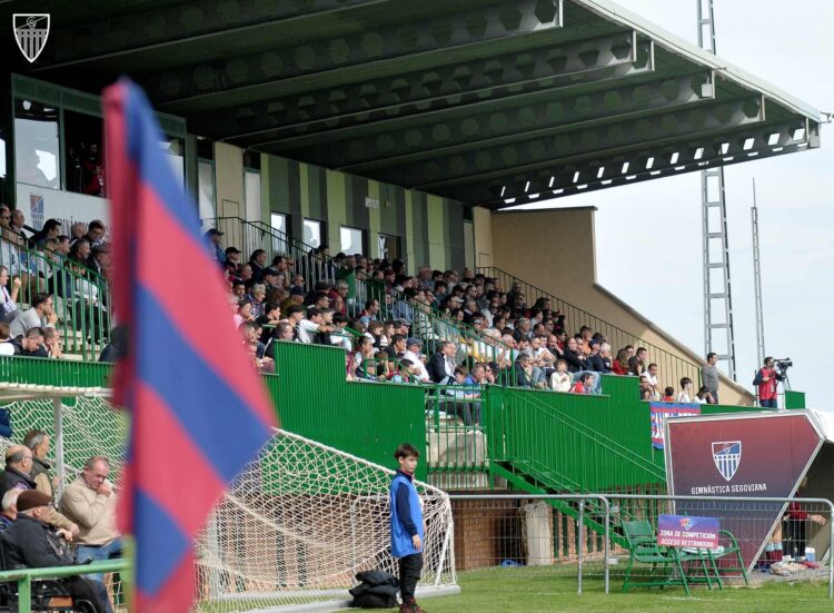 La Segoviana sigue batiendo su récord de socios 1 Imagen de la tribuna del campo de La Albuera durante el encuentro que la Segoviana jugó ante el Real Unión./ JUAN MARTÍN-G. SEGOVIANA