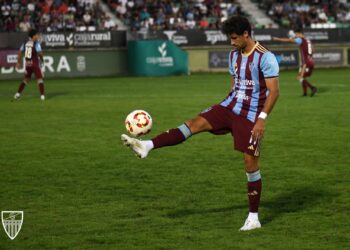 Astray controla el balón en los momentos previos al inicio de un encuentro./ JUAN MARTÍN-G. SEGOVIANA