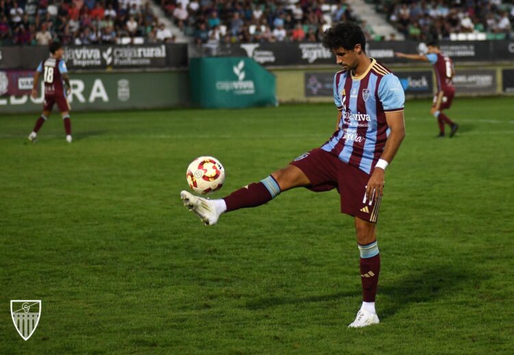 La Segoviana también recupera a Astray 1 Astray controla el balón en los momentos previos al inicio de un encuentro./ JUAN MARTÍN-G. SEGOVIANA