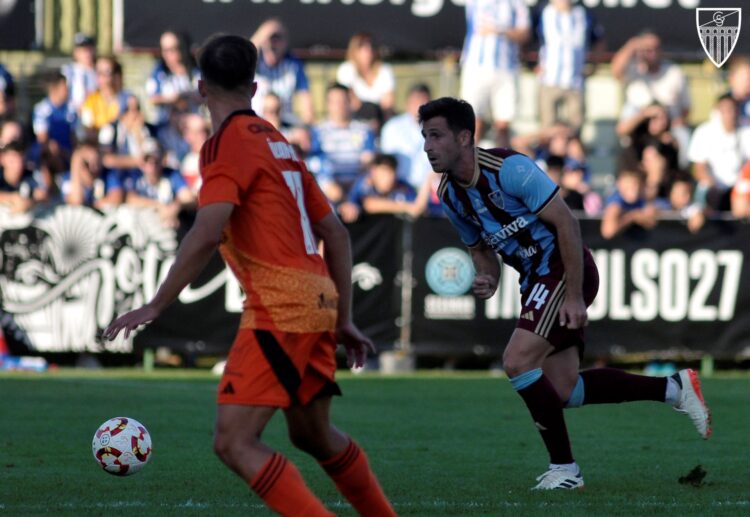 La Segoviana prepara un gran ambiente para el domingo 1 Fer Llorente controla el balón con los aficionados de la Ponferradina al fondo durante el partido jugado en La Albuera./ JUAN MARTÍN-G. SEGOVIANA