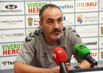 Álvaro Senovilla, durante una comparecencia ante los medios de comunicación en el pabellón Guerrer@s Naver@s./ AMADOR MARUGÁN