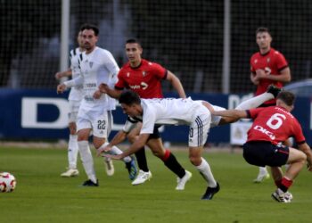 Javi Borrego cae ante la entrada de un contrario en un momento de la primera parte del partido. / JUAN MARTÍN-G. SEGOVIANA