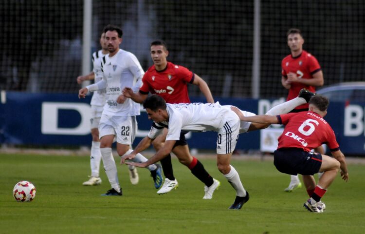 (3-2) La Segoviana sufre la condena de recibir dos goles iguales 1 Javi Borrego cae ante la entrada de un contrario en un momento de la primera parte del partido. / JUAN MARTÍN-G. SEGOVIANA