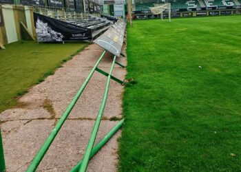 Fila de vallas desanclada en uno de los fondos de La Albuera./ J.M.