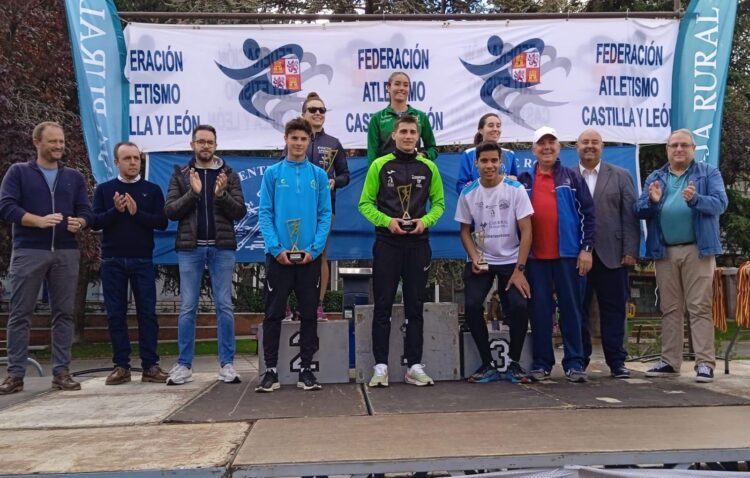 Cinco medallas para los atletas segovianos en el Autonómico de la Milla 1 Fotografía de los ganadores en la categoría sénior./ FETACYL