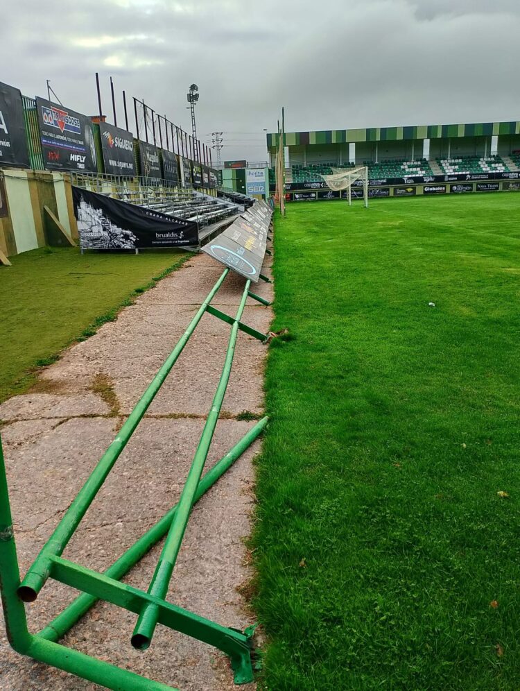 El viento desancla una fila de vallas del fondo del campo de La Albuera 1 Fila de vallas desanclada en uno de los fondos de La Albuera./ J.M.