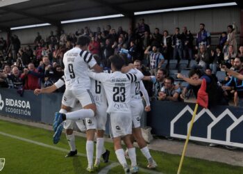 Los jugadores de la Segoviana se abrazan tras marcar en Tajonar./ JUAN MARTÍN-G. SEGOVIANA