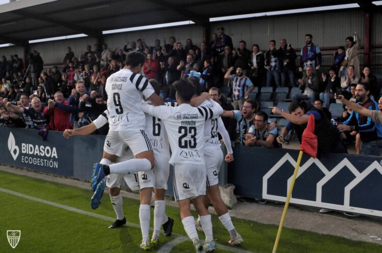 La Segoviana sigue fuera del descenso pese a haber sumado un punto de nueve 1 Los jugadores de la Segoviana se abrazan tras marcar en Tajonar./ JUAN MARTÍN-G. SEGOVIANA