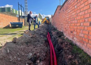 El alcalde y el concejal de Deportes, en el inicio de las obras./ AYUNTAMIENTO