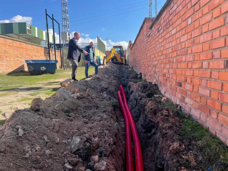 El alcalde y el concejal de Deportes, en el inicio de las obras./ AYUNTAMIENTO