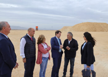 Alfonso Fernández Mañueco, durante su visita a las obras del polígono de Los Hitales, junto a los representantes de las instituciones segovianas y el gerente de Drylock.