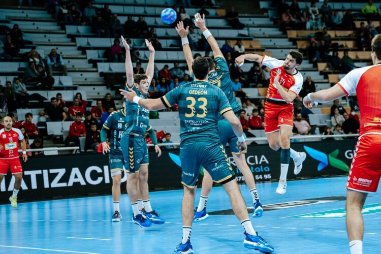 La defensa del Viveros Herol Nava intenta blocar el lanzamiento de un jugador local. / JESÚS BARRABÉS