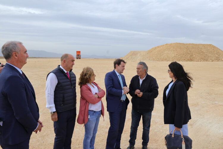 Desarrollo del Polígono Industrial ‘Los Hitales’ en Bernuy de Porreros 1 Alfonso Fernández Mañueco, durante su visita a las obras del polígono de Los Hitales, junto a los representantes de las instituciones segovianas y el gerente de Drylock.