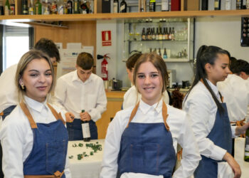 Alumnos del grado de Hostelería y Turismo, en un descanso durante una de las clases.