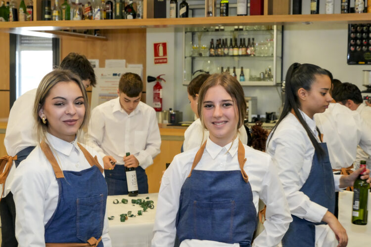 Alumnos del grado de Hostelería y Turismo, en un descanso durante una de las clases.