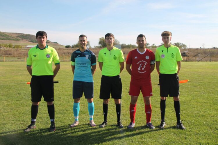 Capitanes y trío arbitral del partido que disputaron el Vallelado y el Cuéllar Santa Teresa./ DIEGO CACHORRO