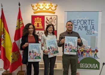 Los promotores de la actividad, con el cartel anunciador./ JUNTA CYL