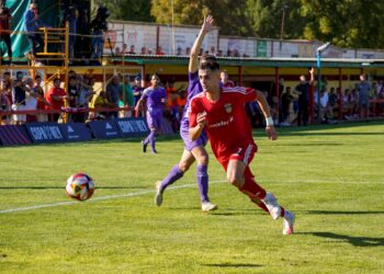 Diego Alcubilla intenta progresar con el balón en la imagen de archivo. / E.A.