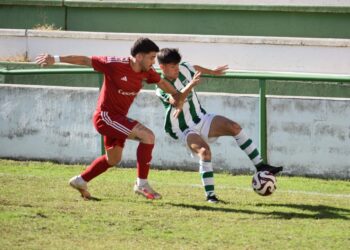 El jugador del Turégano presiona a un rival durante el partido./ CEBREREÑA