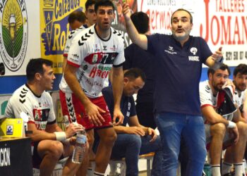 Álvaro Senovilla junto a Nico Bonanno durante el encuentro que el Viveros Herol jugó ante el Barcelona./ AMADOR MARUGÁN