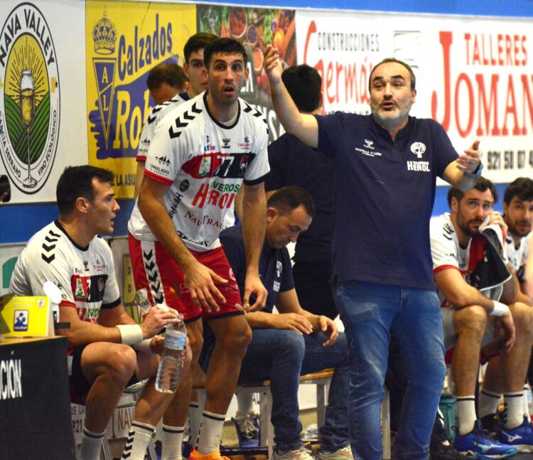 Álvaro Senovilla alerta del peligro del Bada Huesca 1 Álvaro Senovilla junto a Nico Bonanno durante el encuentro que el Viveros Herol jugó ante el Barcelona./ AMADOR MARUGÁN