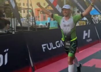 Stephen Grehan, entrando en la meta del Ironman de Sacramento./ LACERTA