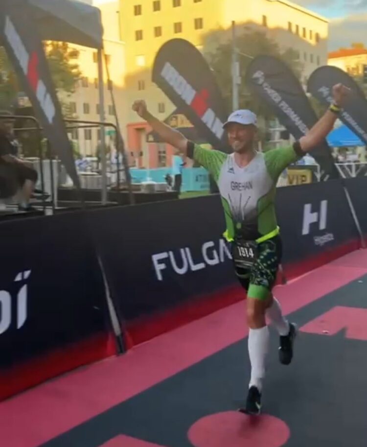 Stephen Grehan, entrando en la meta del Ironman de Sacramento./ LACERTA