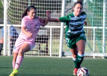 Un balón dividido en el partido entre Segoviana y San José./ JUAN MARTÍN-G. SEGOVIANA