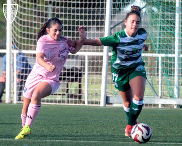 La Segoviana femenina pierde su primer partido en la Liga Gonalpi 1 Un balón dividido en el partido entre Segoviana y San José./ JUAN MARTÍN-G. SEGOVIANA