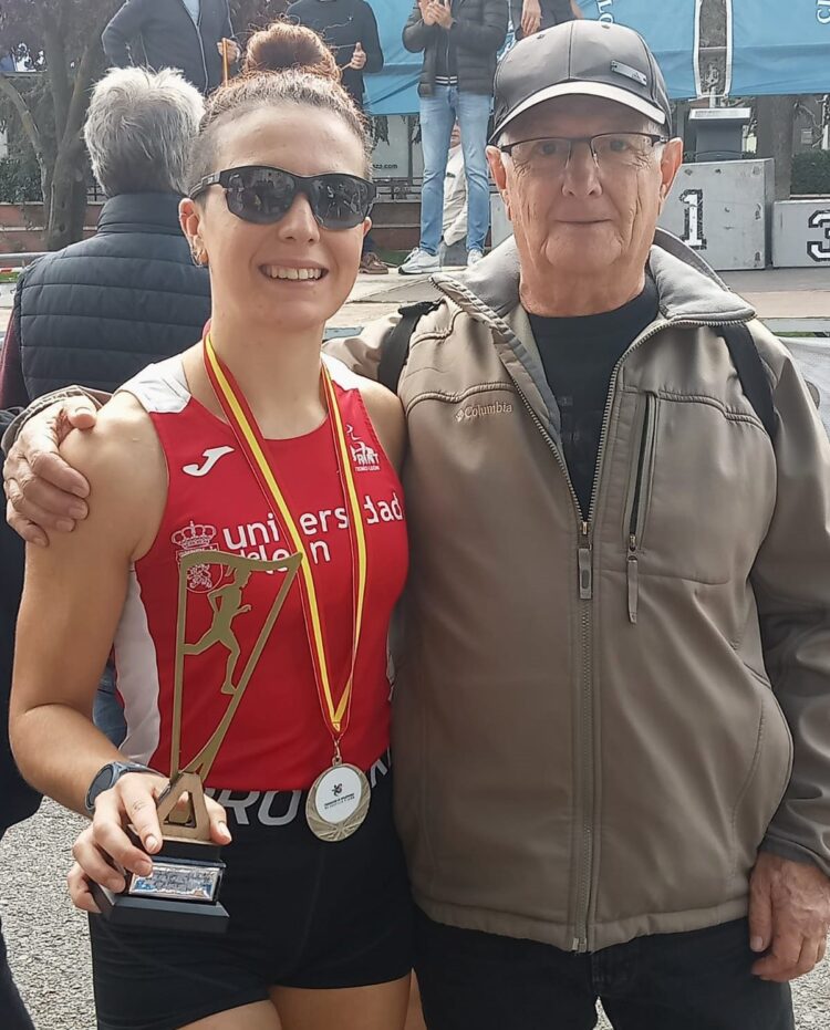 Sandra San Miguel, subcampeona autonómica de la Milla 1 Sandra San Miguel junto a su entrenador, Antonio Requero. / E.A.